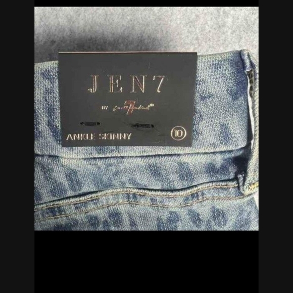 Chic Leopard Print Cropped Jeans - Picture 4 of 4